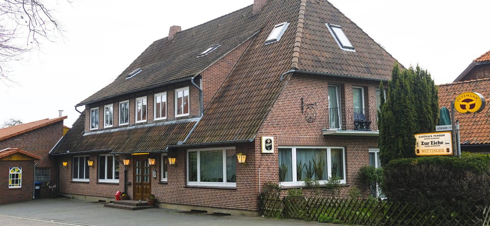 Außenansicht des Gasthaus Zur Eiche in Edendorf